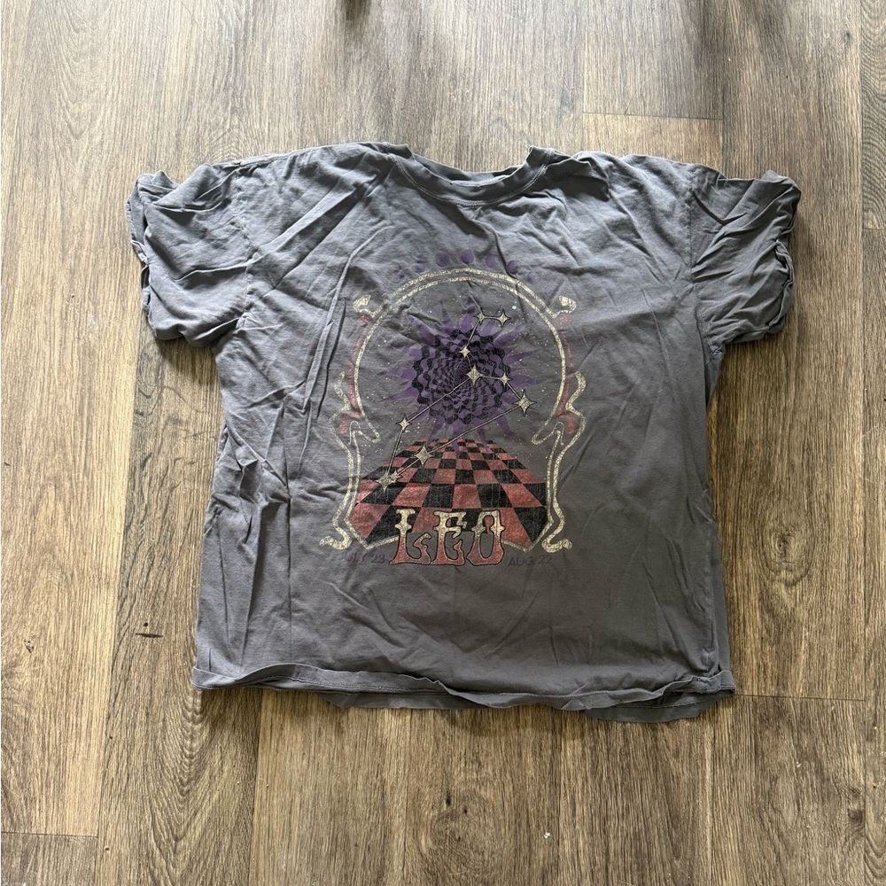 Retro 70’s Psycedelic Style “Leo” Zodiac Graphic tee